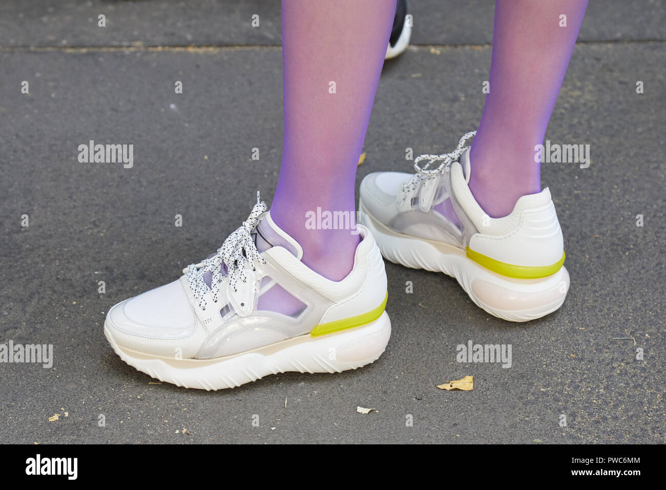 ella es mini Celsius Milán, Italia - 20 de septiembre de 2018: Mujer con blanco y amarillo,  zapatillas y calcetines morados antes de Fendi Fashion Show, la Semana de  la moda de Milán street styl Fotografía