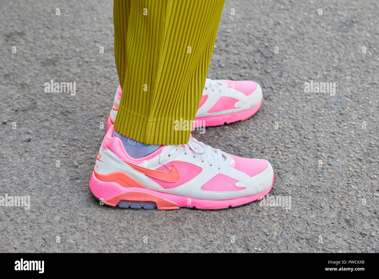 Milán, Italia - 20 de septiembre de 2018: Mujer con zapatillas Nike rosa y  blanco y unos