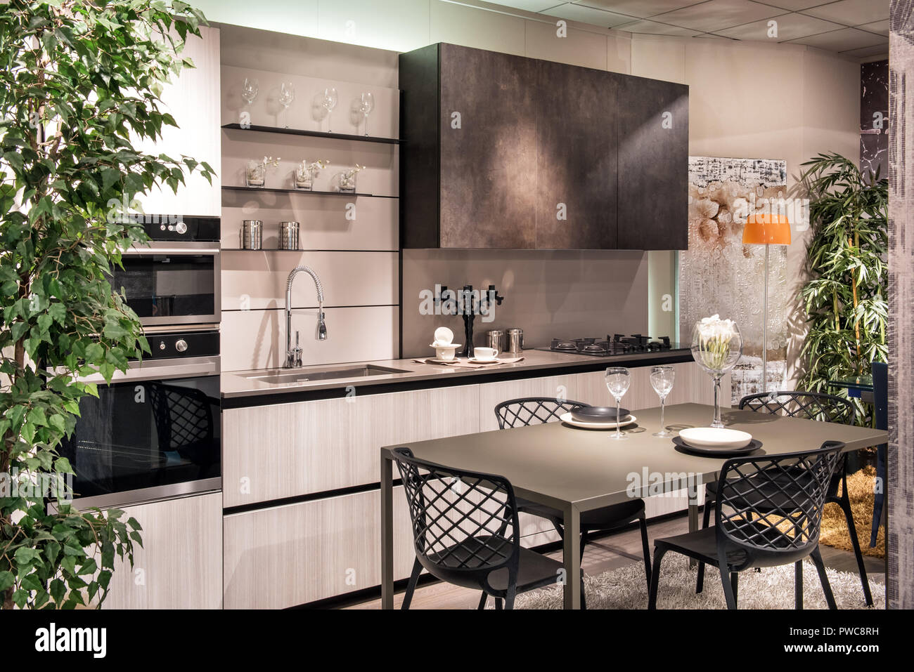 Elegante y moderna cocina amueblada y equipada con zona de comedor ... Elegante y moderna cocina amueblada y equipada con zona de comedor ...