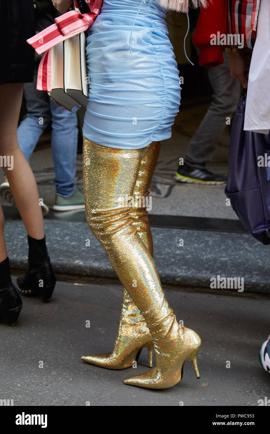 Milán, Italia - 20 de septiembre de 2018: Mujer con lentejuelas de oro botas  largas con tacones altos antes de Vivetta Fashion Show, la Semana de la moda  de Milán street style