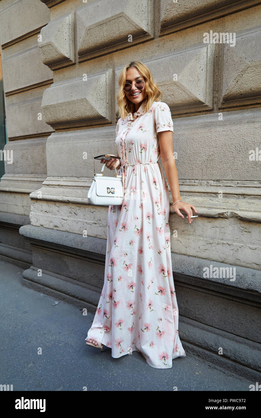 Milán, Italia - 20 de septiembre de 2018: Una mujer con largo blanco con flores y Dolce y Gabbana bolsa antes de Vivetta Fashion Show, la moda de Milán Fotografía