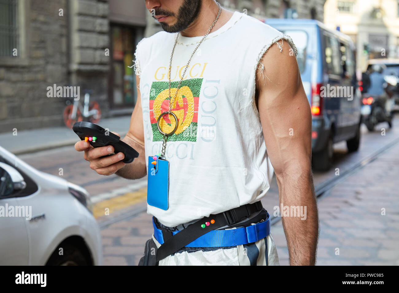 Milán, Italia - 20 de septiembre de 2018: el hombre con Gucci camisa  desgarrada mirando smartphone antes de Vivetta Fashion Show, la Semana de  la moda de Milán street style Fotografía de stock - Alamy