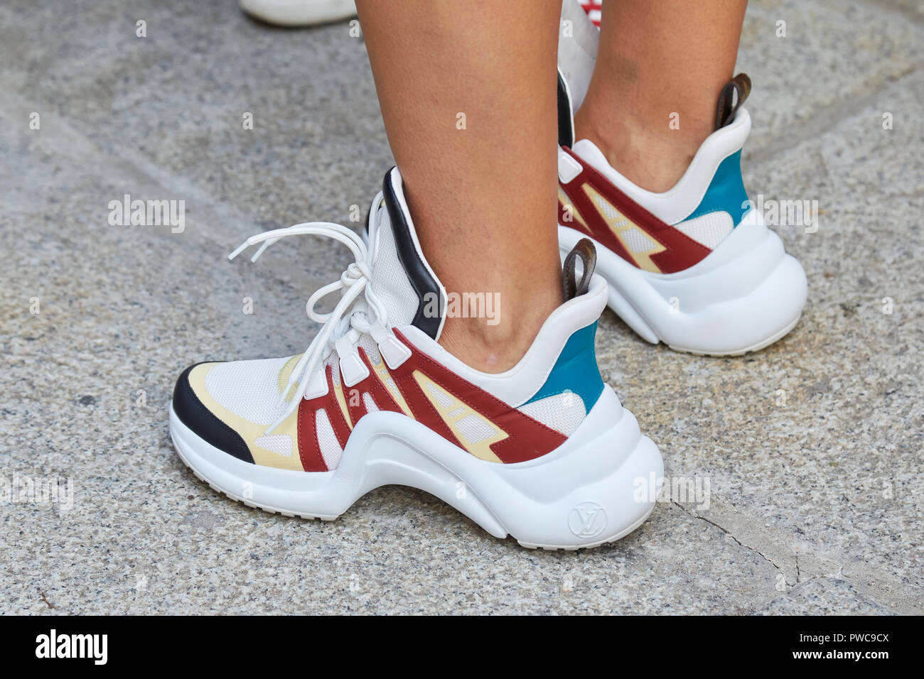 Milán, Italia - de septiembre 2018: Mujer con Louis blanco, rojo, azul y amarillo zapatillas antes de Max Mara Fashion Show, la Semana de la de Milán stre