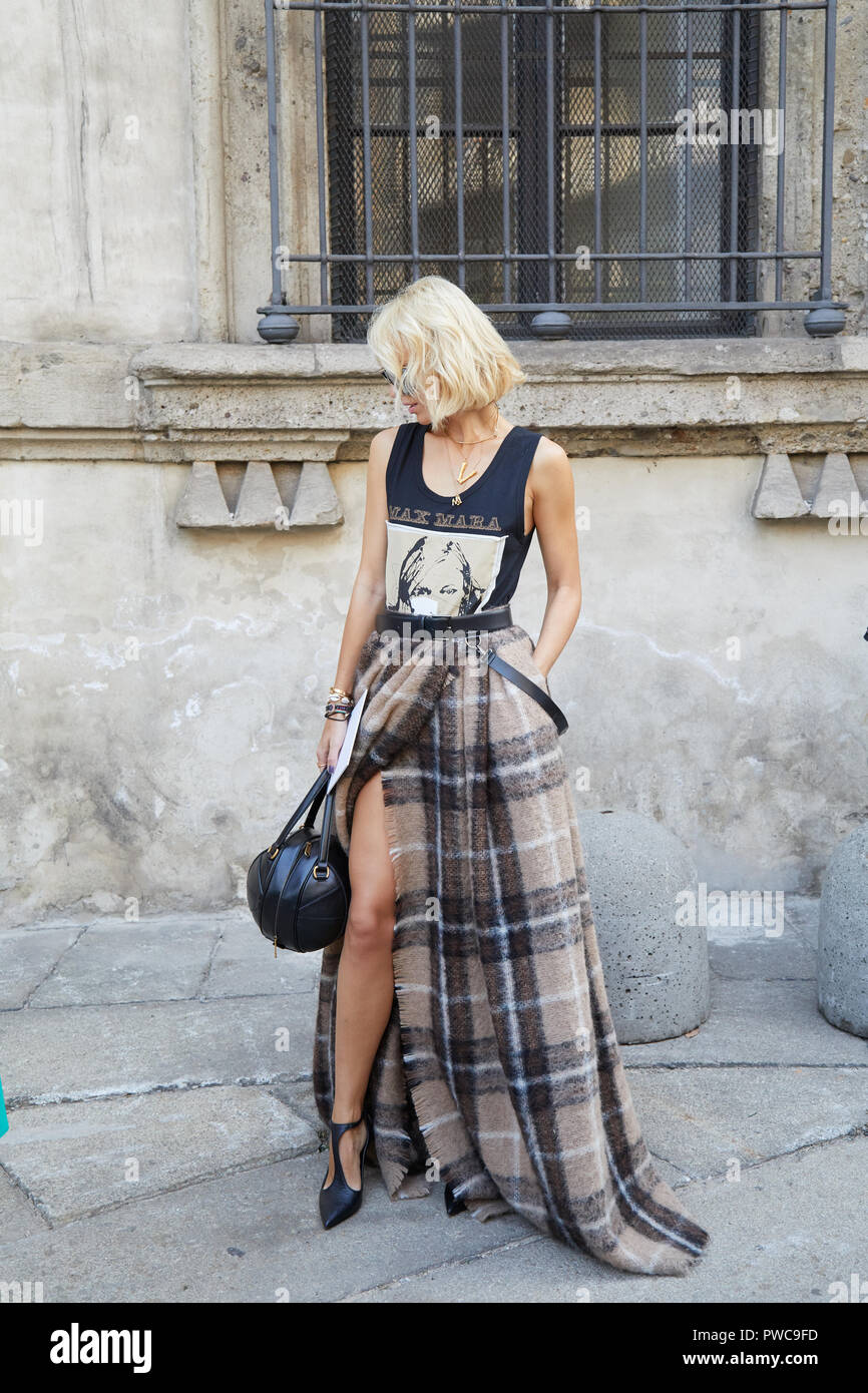 Milán, Italia - 20 de septiembre de 2018: Una mujer con falda larga a cuadros de lana y Max Mara camiseta antes de Max Fashion Show, la de la moda