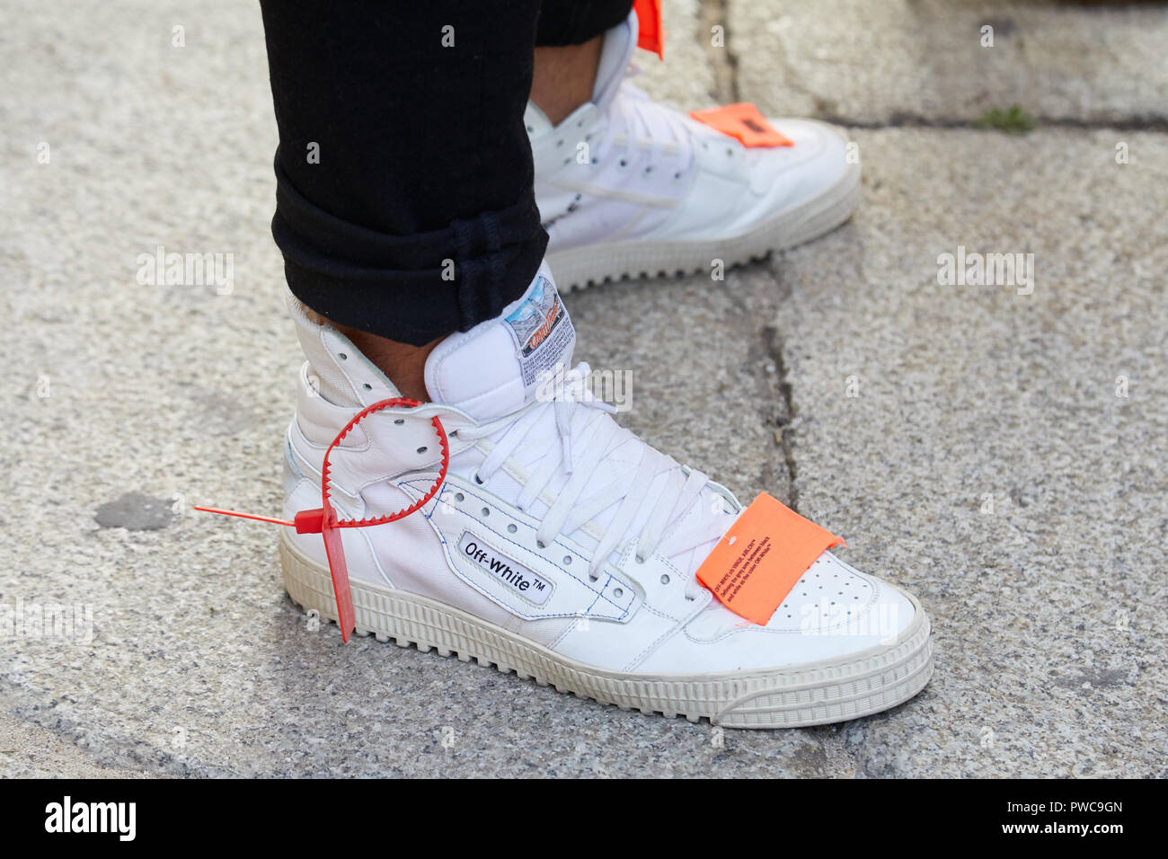 Milán, Italia - 20 de septiembre de 2018: el hombre blanco con zapatillas de deporte blanco apagado de Show, la Semana de la moda de Milán street style