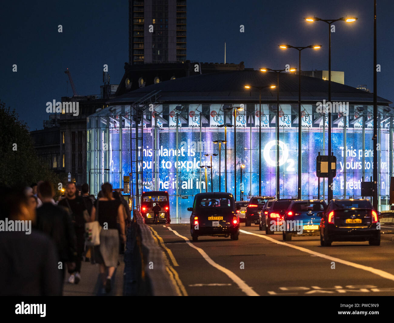 BFI Southbank de Londres cine IMAX en Waterloo Bridge, diseñado por Avery Associates Architects completado en mayo de 1999. Operado por Odeon Cinemas. Foto de stock