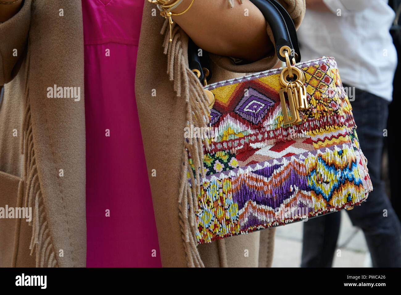 Milán, Italia - 20 de septiembre de 2018: Mujer con colorido Dior bolso con  flecos y de