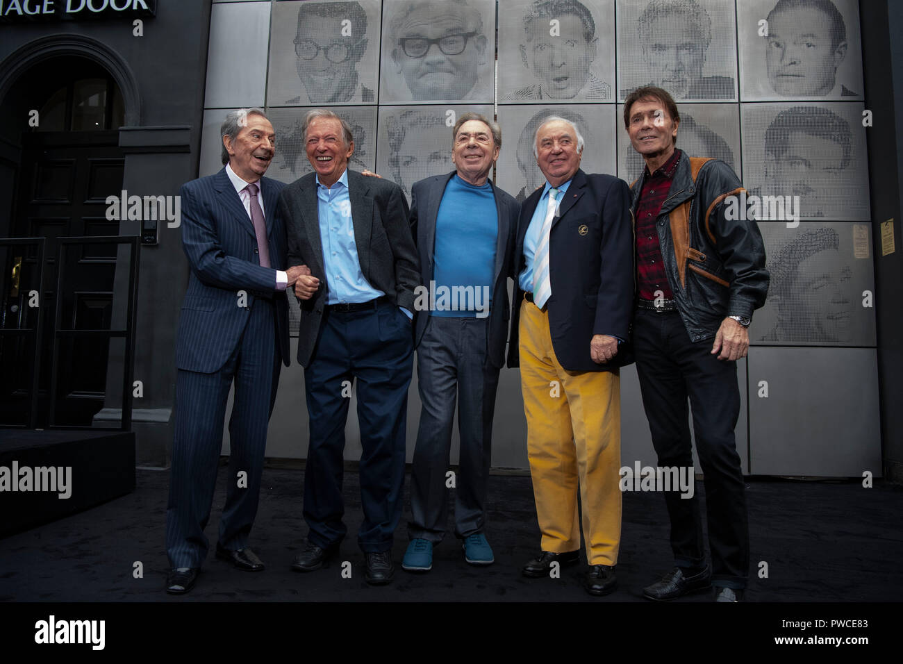 (De izquierda a derecha) Des Oconnor, Tommy Steele, Lord Andrew Lloyd Webber, Jimmy Tarbuck y Sir Cliff Richard revelan The Wall of Fame, una nueva instalación artística en el London Palladium en Londres. Foto de stock