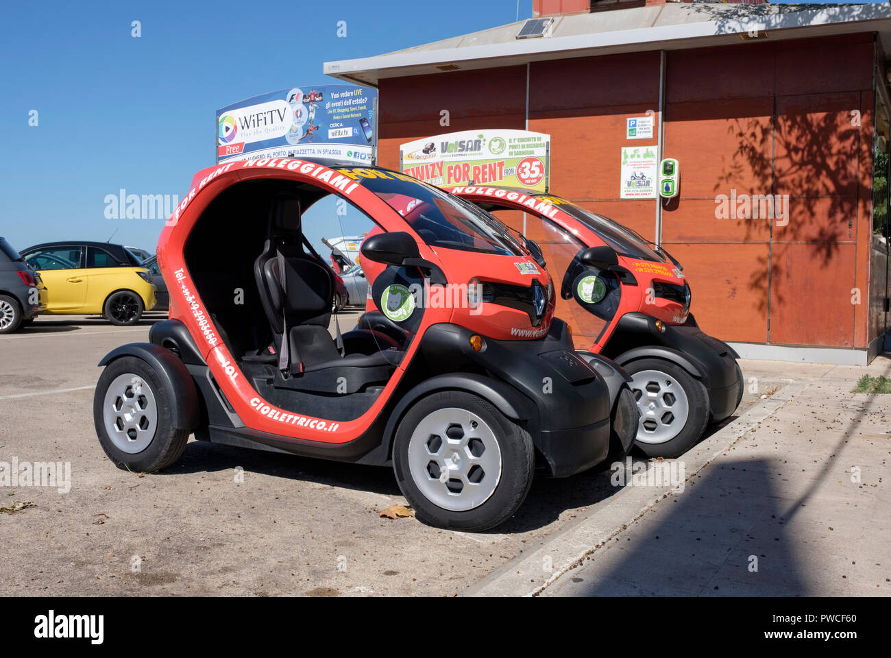 Close-up de dos VELSAR - (Cerdeña) Los vehículos eléctricos de Renault el Twizy dos asientos de vehículos eléctricos de alquiler en Alghero (Cerdeña, Italia) Foto de stock