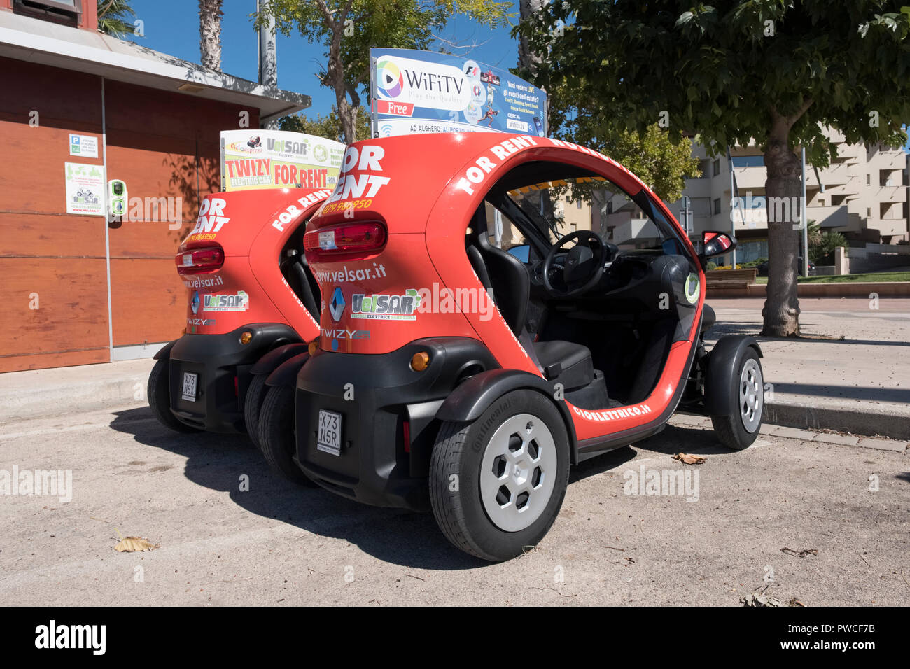 Close-up de dos VELSAR - (Cerdeña) Los vehículos eléctricos de Renault el Twizy dos asientos de vehículos eléctricos de alquiler en Alghero (Cerdeña, Italia) Foto de stock