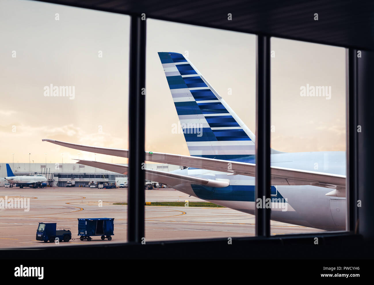 Vista del fuselaje del avión en el aeropuerto a través de la ventana trasera Foto de stock