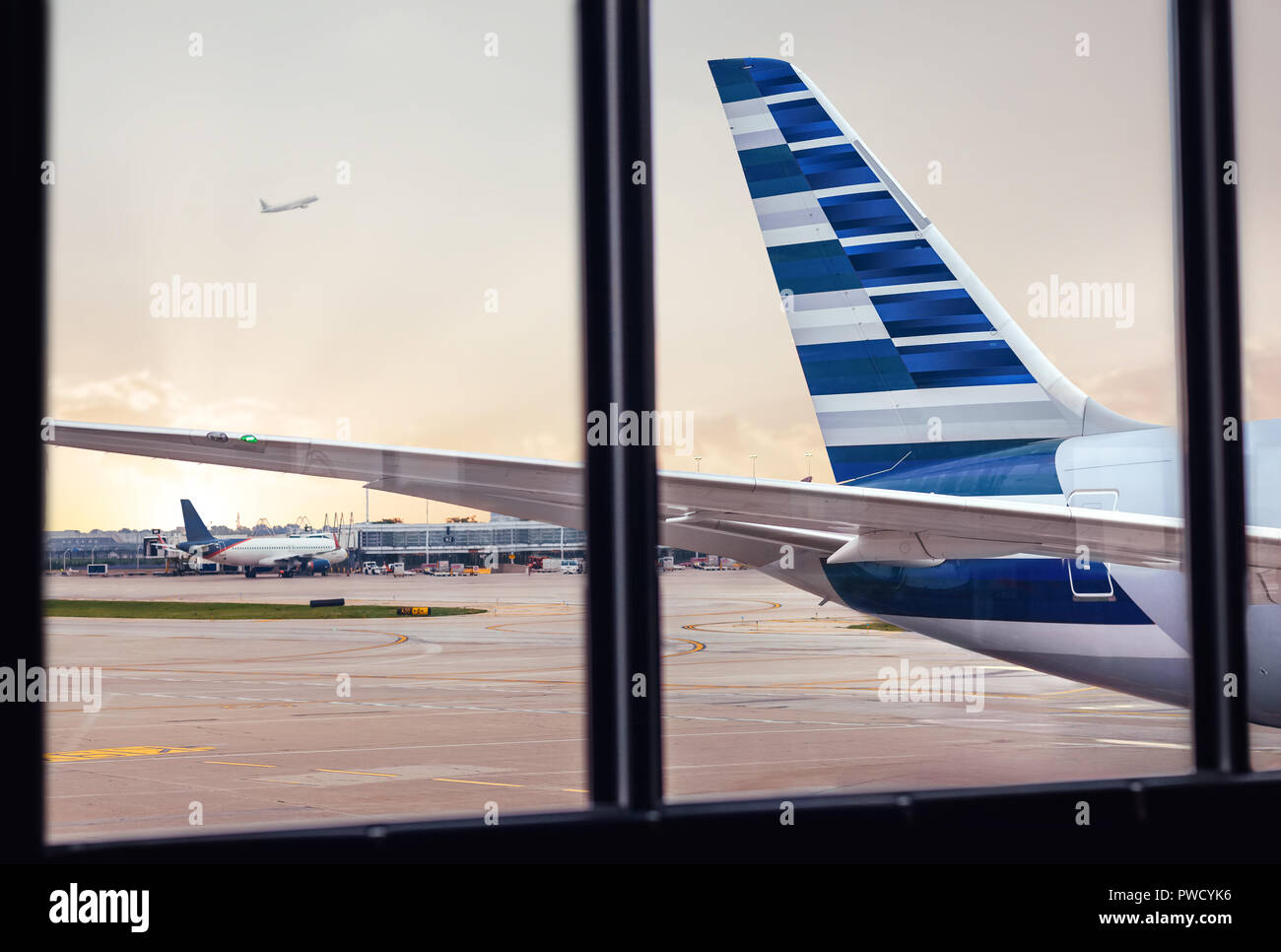 Vista del fuselaje del avión en el aeropuerto a través de la ventana trasera Foto de stock