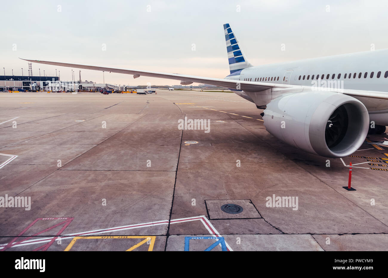 Vista de ala de avión y motor sobre el asfalto en el aeropuerto Foto de stock