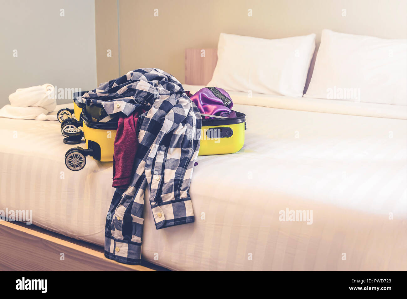 Open Travel maleta con ropa y accesorios de cama Foto de stock