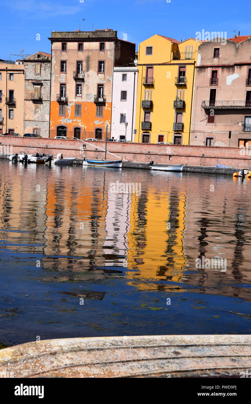 Terraplén del río bosa, vistas panorámicas sobre los barcos en el río temo en Bosa en Cerdeña incluyendo típico italiano coloridas casas que estos están reflejados Foto de stock