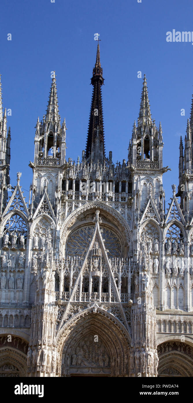 Entrada frontal y aguja de la catedral de Notre Dame, Rouen Fotografía de  stock - Alamy