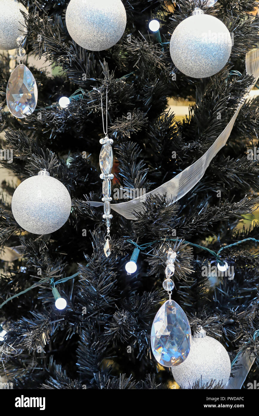 Árbol de Navidad negro con bolas de plata y adornos de cristal