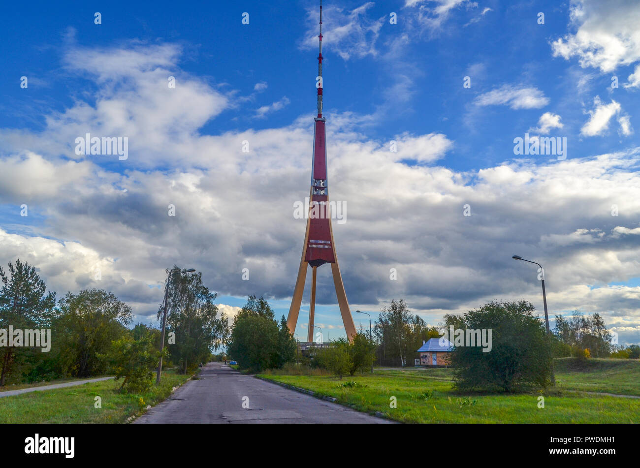 Torre de radio y televisión de Riga, capital de Letonia, Riga (torre más  alta de la Unión Europea, 368m de alto Fotografía de stock - Alamy