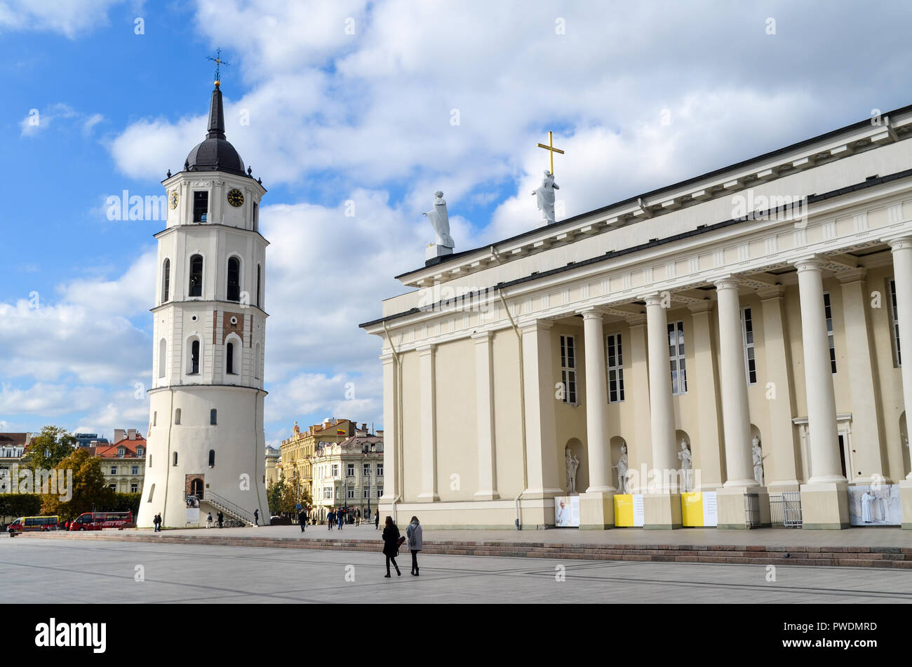 Y el campanario de la Catedral de Vilnius, Vilna, Lituania Foto de stock