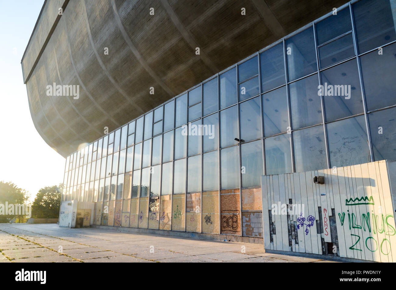 Palacio de Vilnius de conciertos y deportes, un gran edificio en desuso por el río Neris Foto de stock