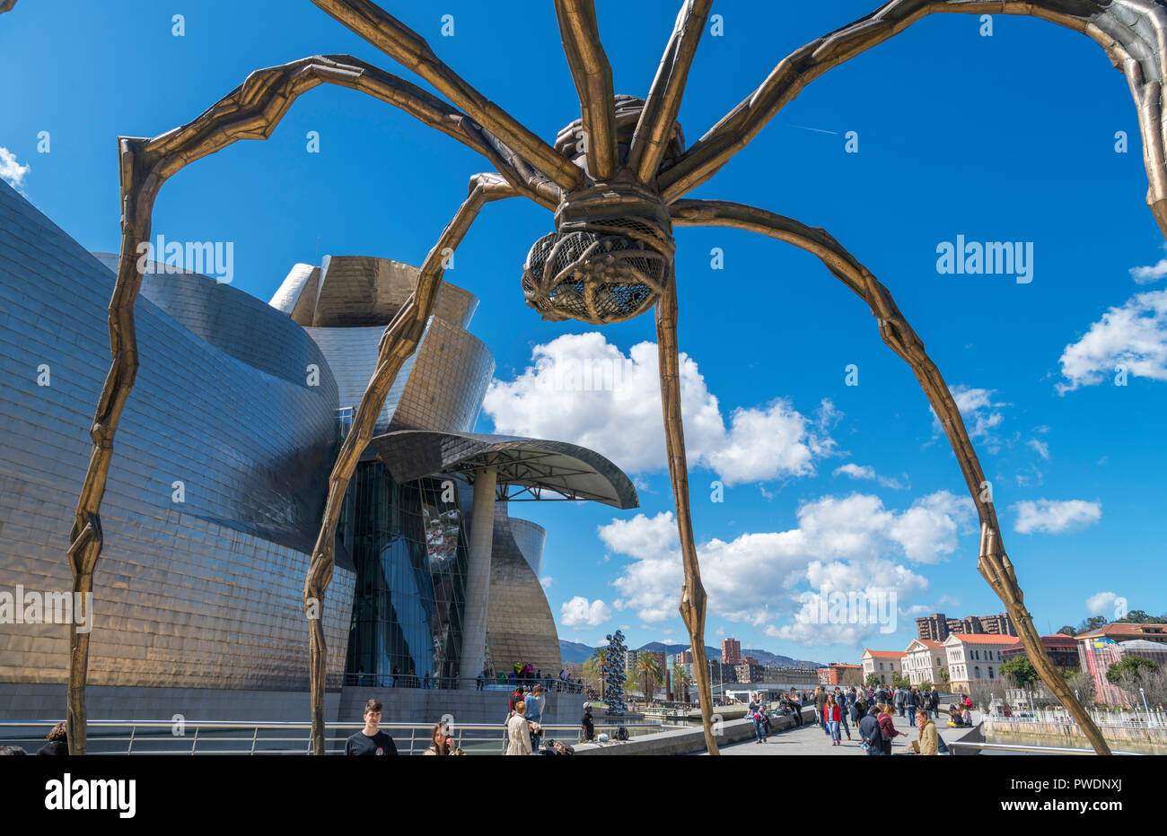 Araña gigante escultura Maman, de Louise Bourgeois, fuera del museo Guggenheim, Bilbao, País Vasco, España Foto de stock