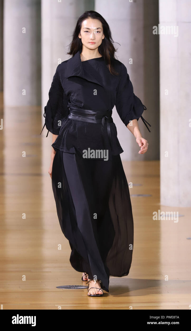 El 16 de octubre de 2018, en Tokio, Japón - Una modelo muestra una creación del diseñador japonés Tae Ashida en su colección de primavera y verano de 2019 en el Centro de Arte Nacional de Tokio en Tokio el martes, 16 de octubre de 2018 como parte de la Semana de la moda de Japón. (Foto por Yoshio Tsunoda/AFLO) LWX -ytd- Foto de stock