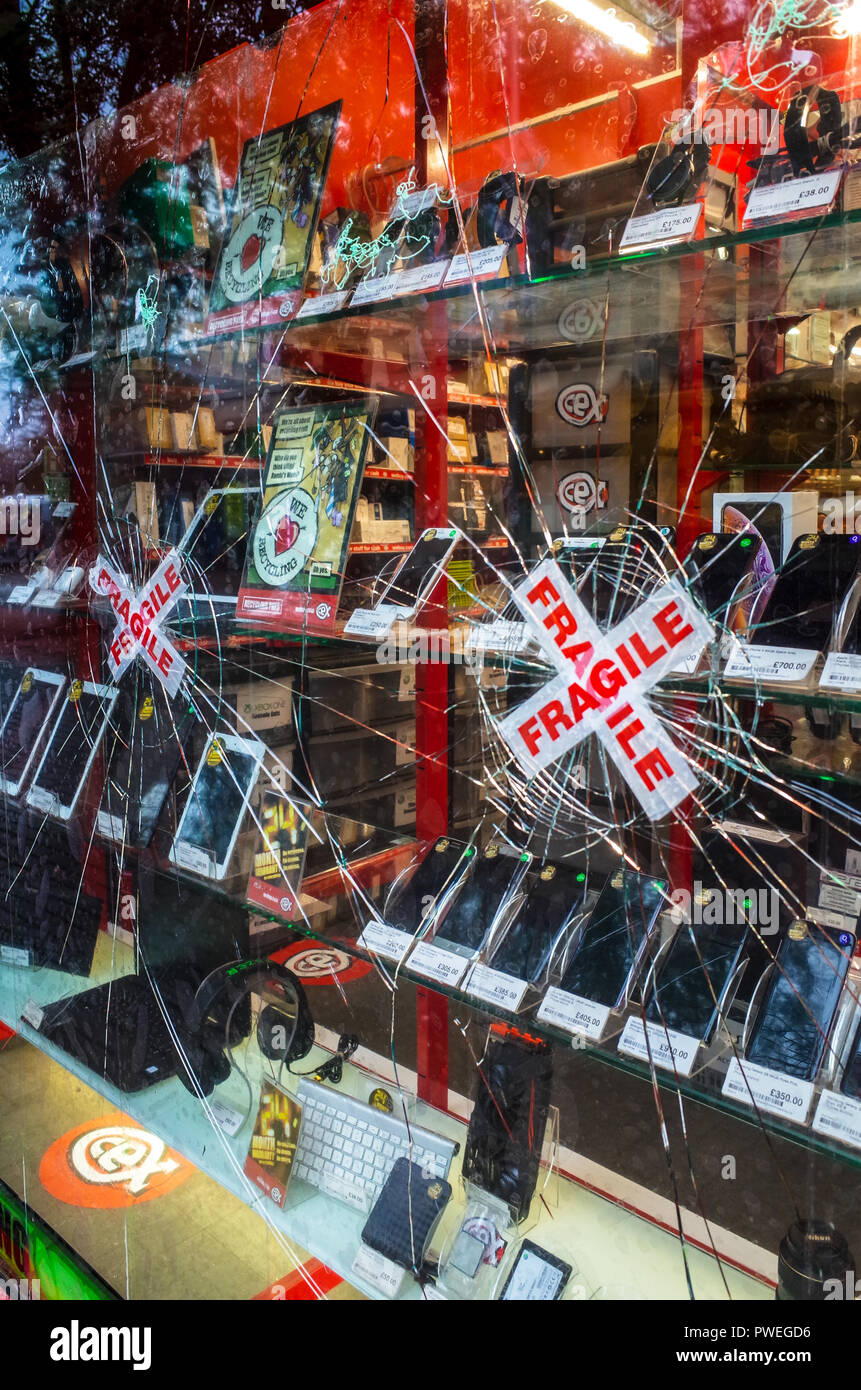 Smash and Grab intentó romper en una tienda CEX en Cambridge, Reino Unido Foto de stock