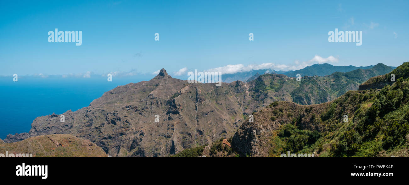 Montaña, paisaje, cielo azul y panorámica con vista al mar, las montañas de Anaga, Tenerife - Foto de stock