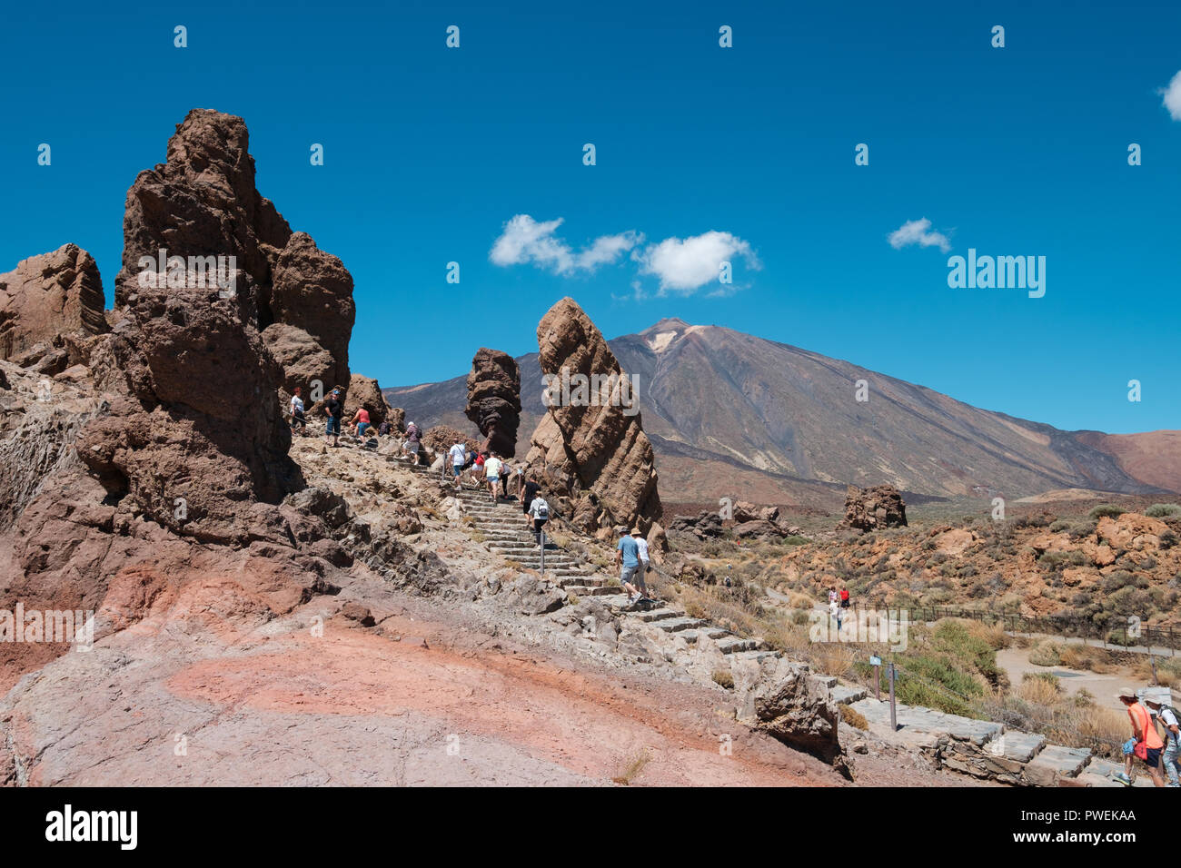 Tenerife, Islas Canarias, España - Septiembre de 2018: Los turistas en Roque Cinchado roca sobre el monte Teide (pico) Parque Nacional delTeide, Tenerife España Foto de stock