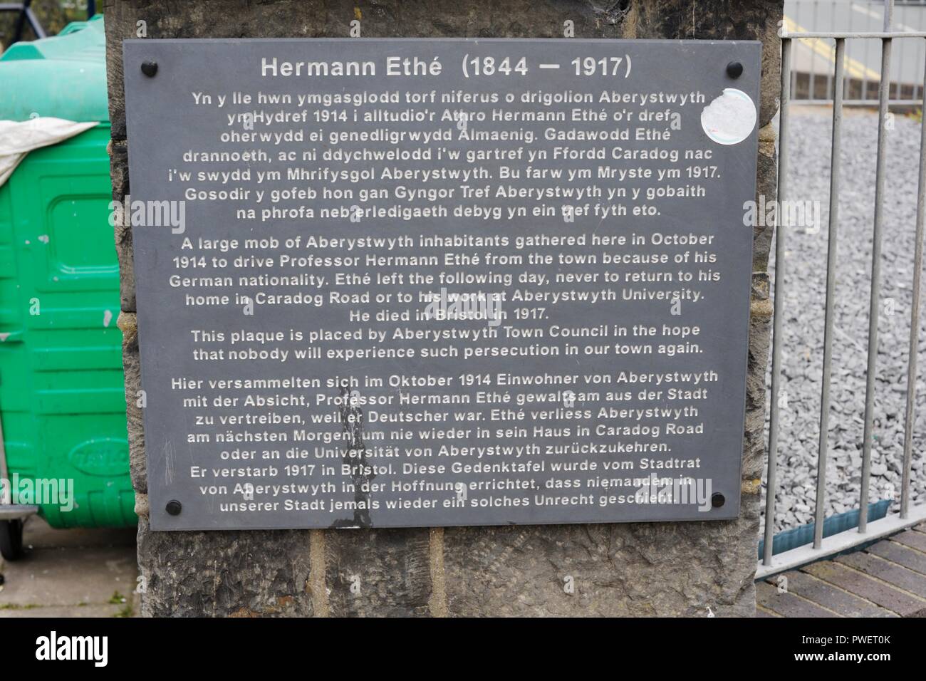 Placa en Aberystwyth town conmemorando la vida de Hermann Ethe, expulsados de la ciudad por una mafia anti alemán en 1914, Gales, Reino Unido. Foto de stock