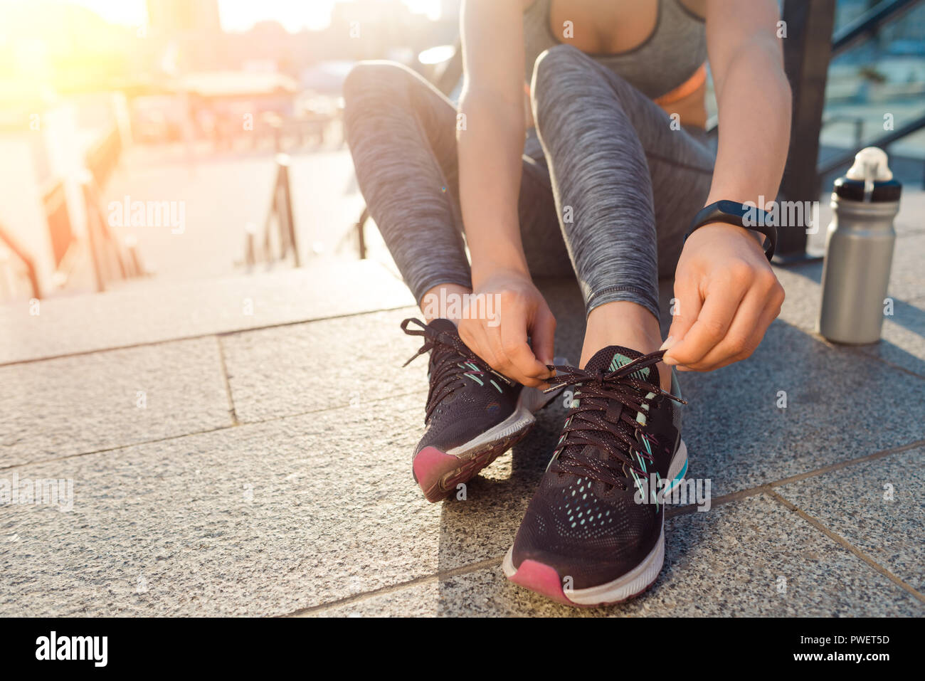 Lazos de los cordones de los zapatos fotografías e imágenes de alta  resolución - Alamy