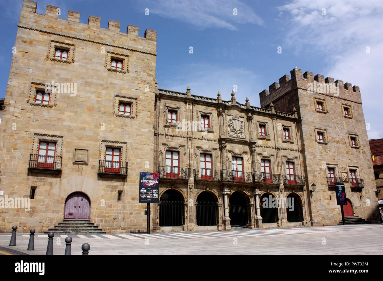 El Palacio de Revillagigedo por el puerto de Gijón, Asturias, España  Fotografía de stock - Alamy