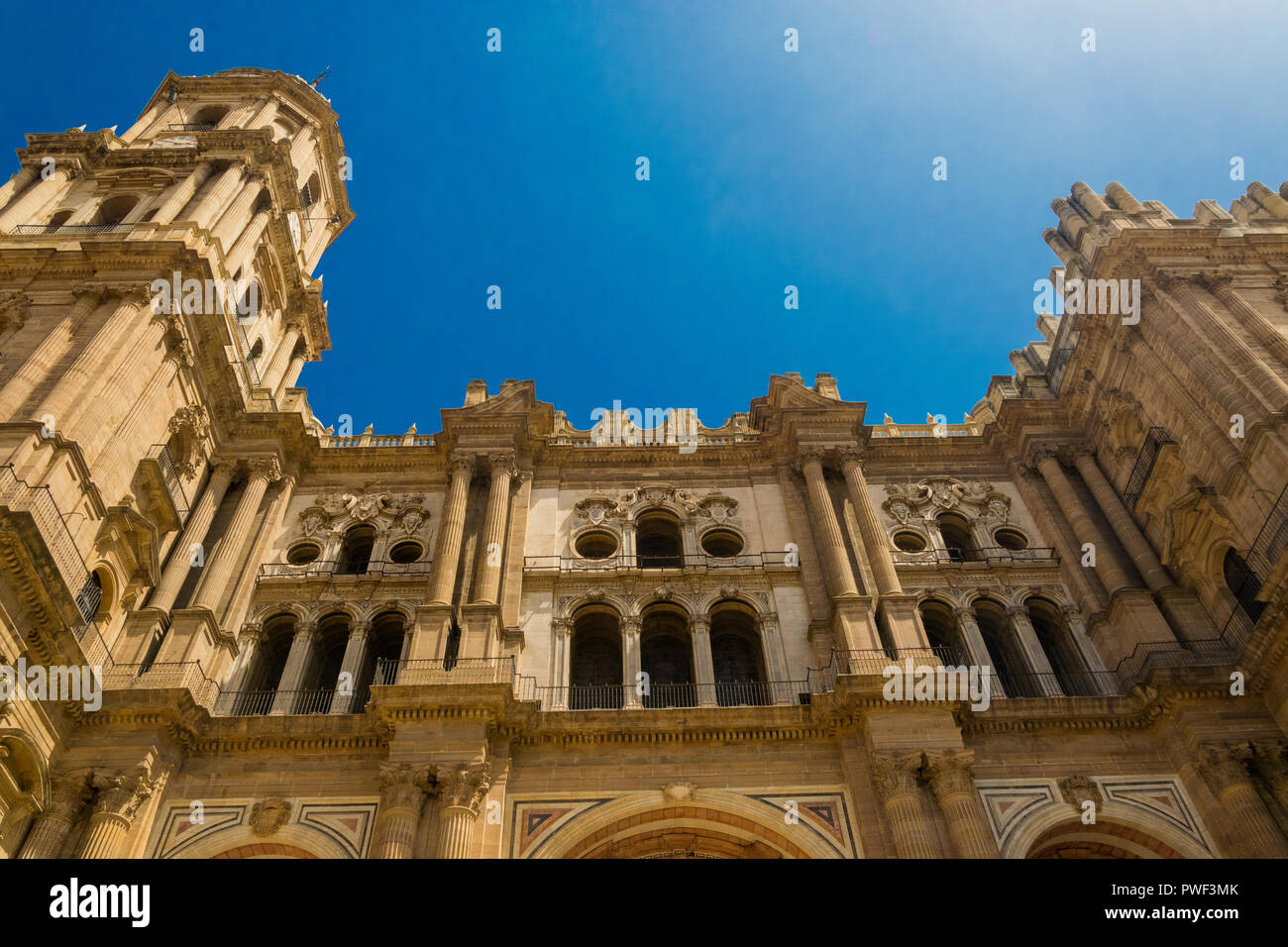 Pared del campanario de la Catedral de la Encarnación, un famoso monumento en Málaga, España Foto de stock