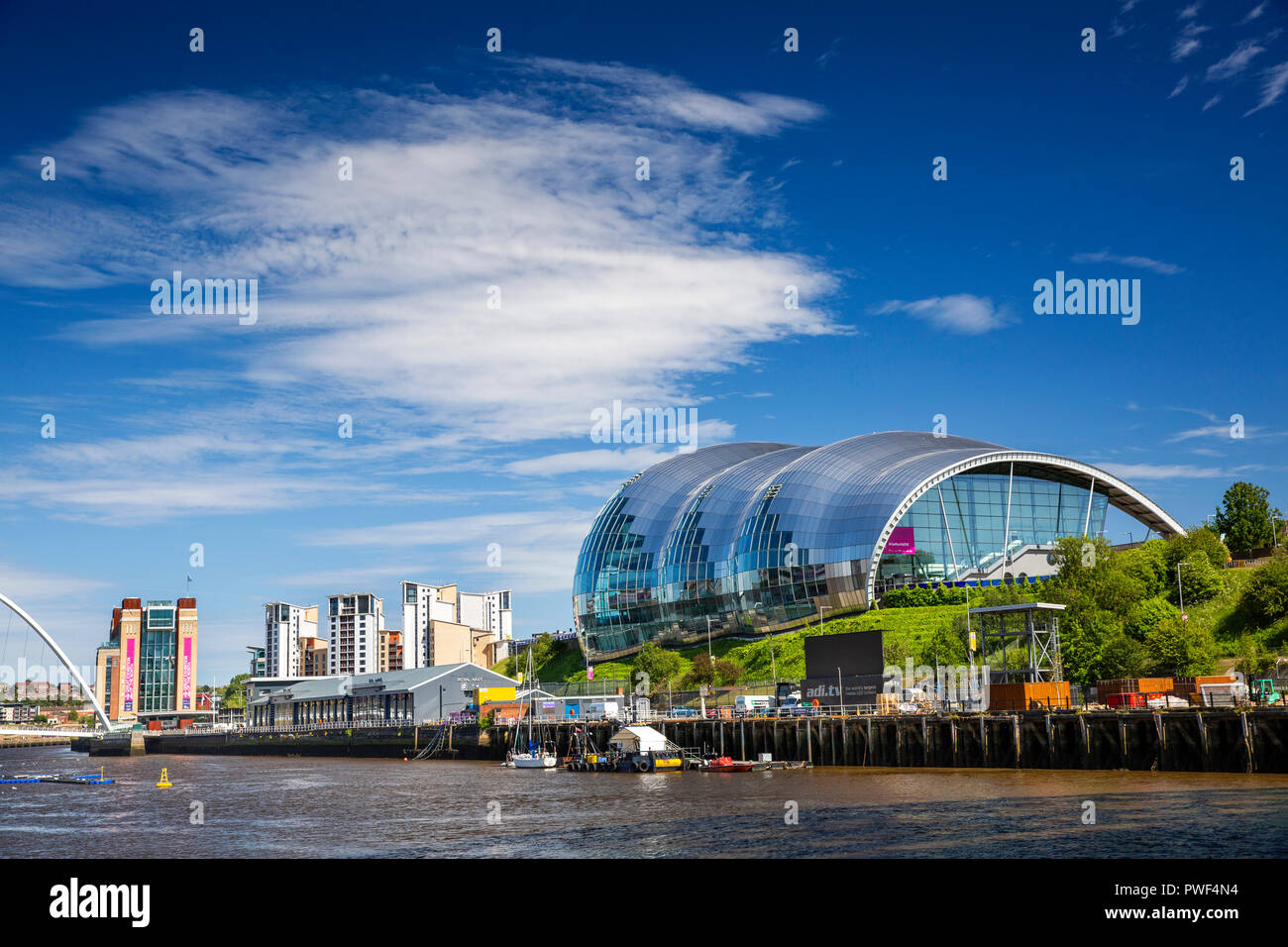 Reino Unido, Inglaterra, Tyneside, Sage Gateshead, la construcción y el BALTIC Centre for Contemporary Art Foto de stock