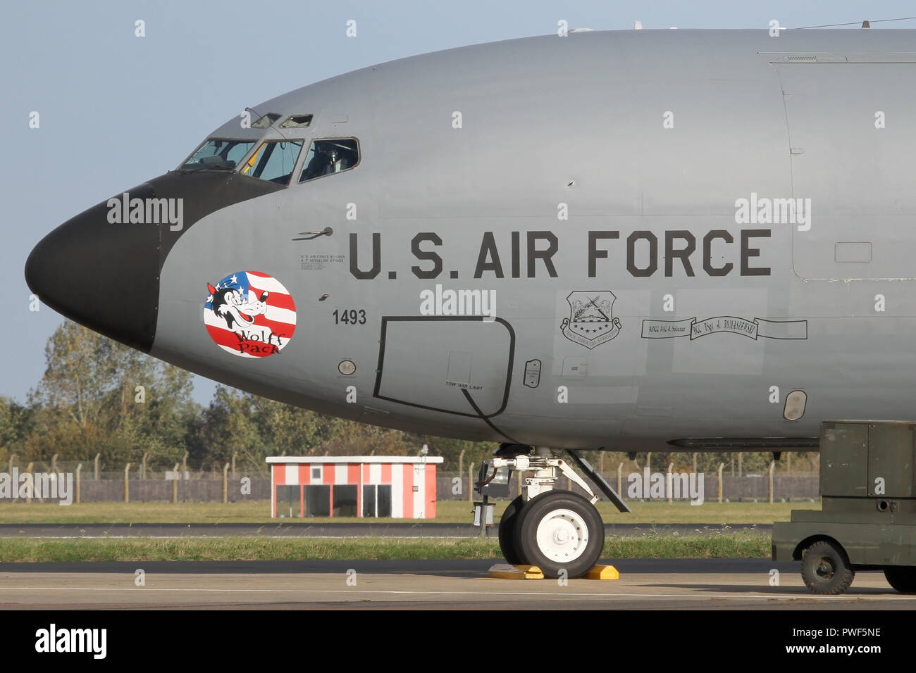 La nariz de un centésimo de Ala de Reabastecimiento Aéreo cisterna KC-135R sentado a la dispersión en la RAF Mildenhall. El avión lleva la nueva nariz art. Foto de stock