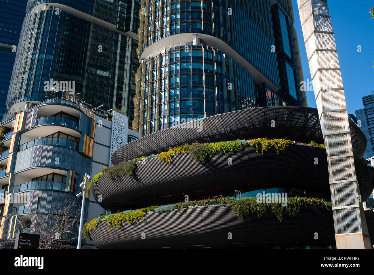 16.09.2018, Sydney, New South Wales, Australia - A la vista de los modernos edificios residenciales de la residencia y oficina de Alexander torres en Barangaroo. Foto de stock