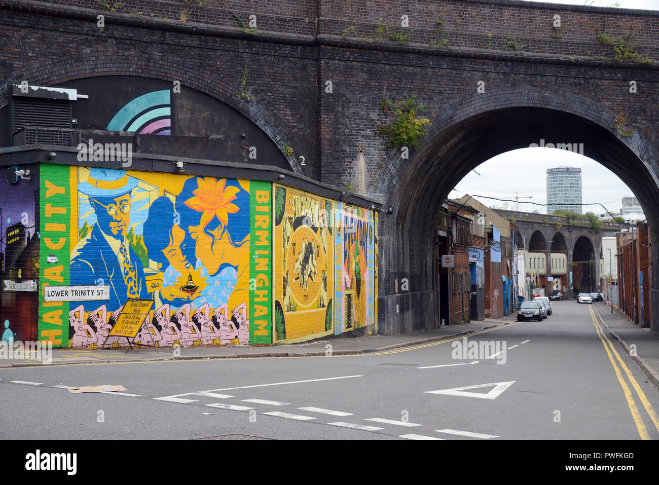 Street Art & arcos de ferrocarril en las antiguas calles de Digbeth Industrial Birmingham England Foto de stock