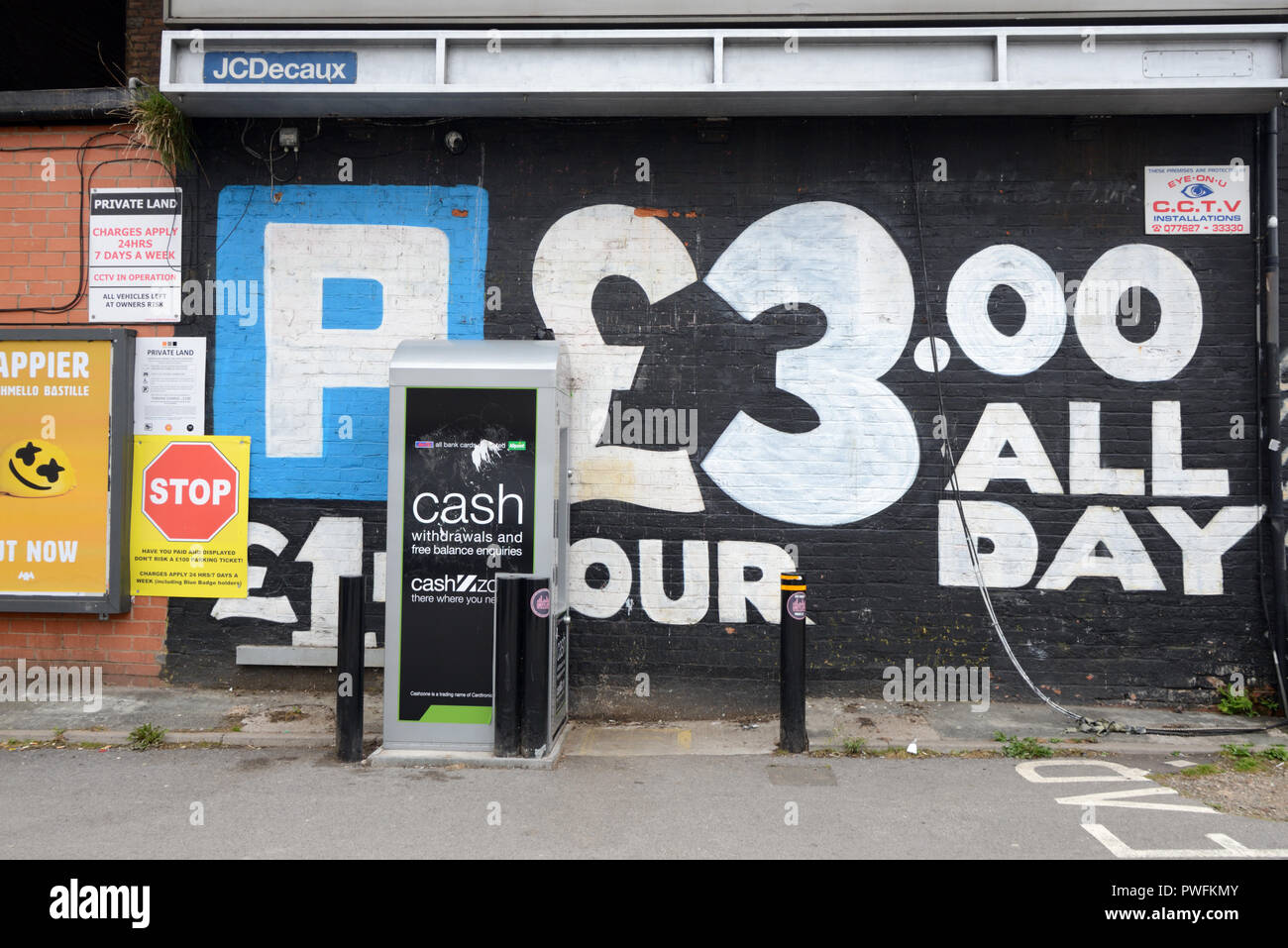 Aparcamiento con tasas de estacionamiento y pagar y Mostrar máquina Digbeth en Birmingham, Inglaterra Foto de stock