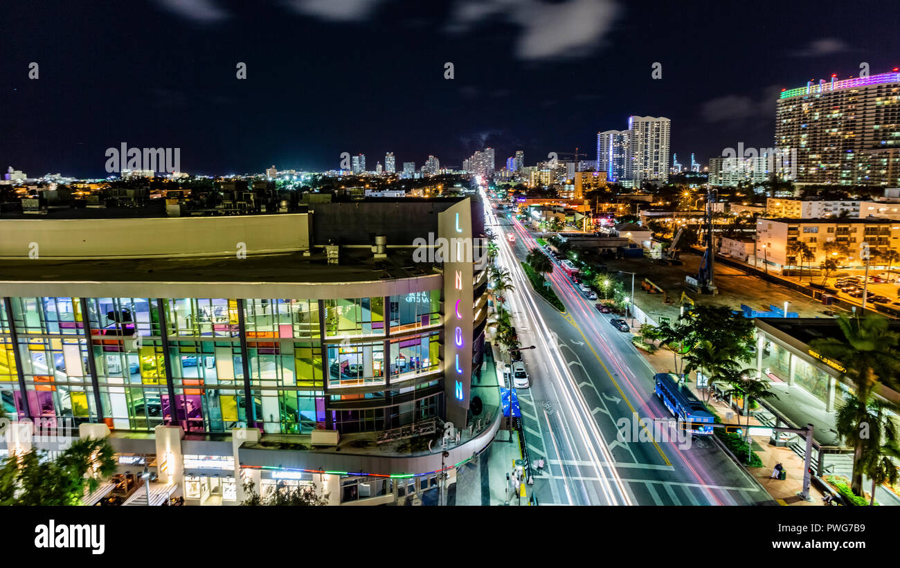 Vista aérea de la Miami, Florida, EE.UU. al atardecer visto desde el mar Foto de stock