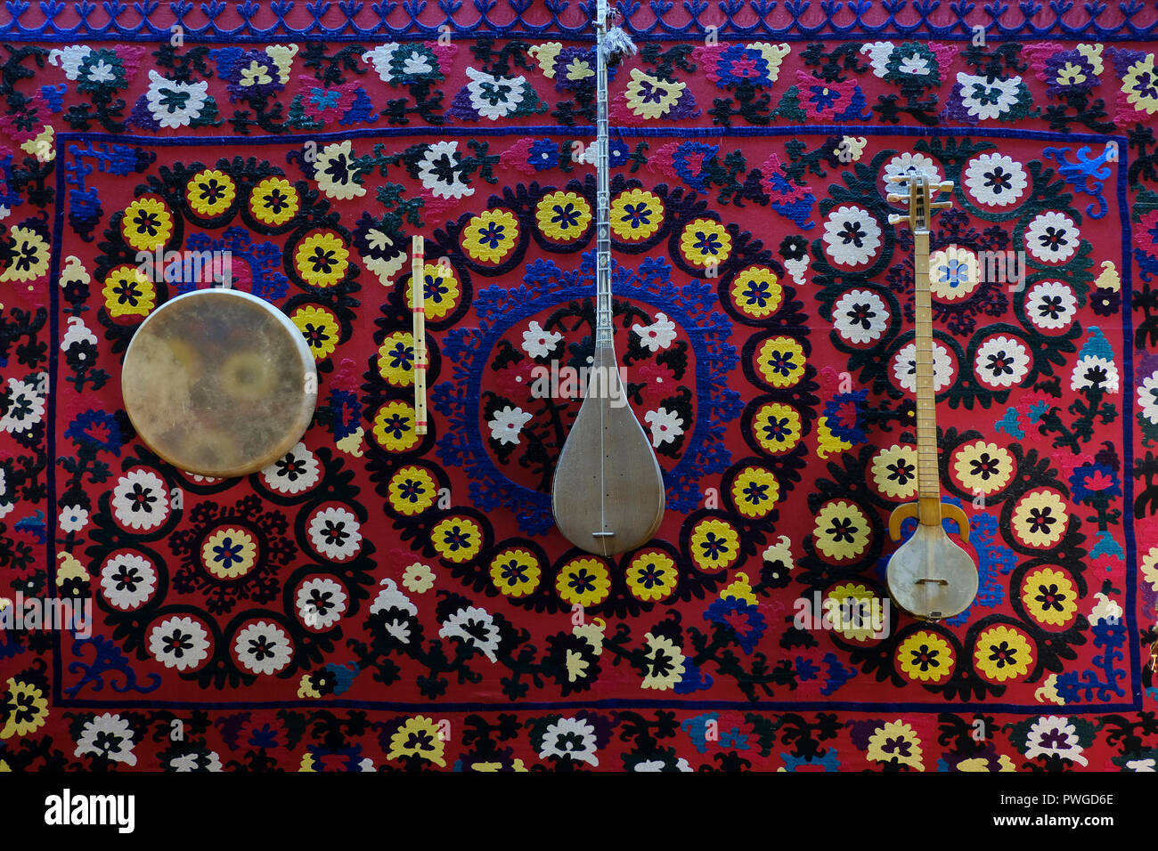 Los instrumentos musicales tradicionales de decorar la pared de Xan Atlas  restaurante en la ciudad de Samarcanda Samarqand alternativamente en  Uzbekistán Fotografía de stock - Alamy
