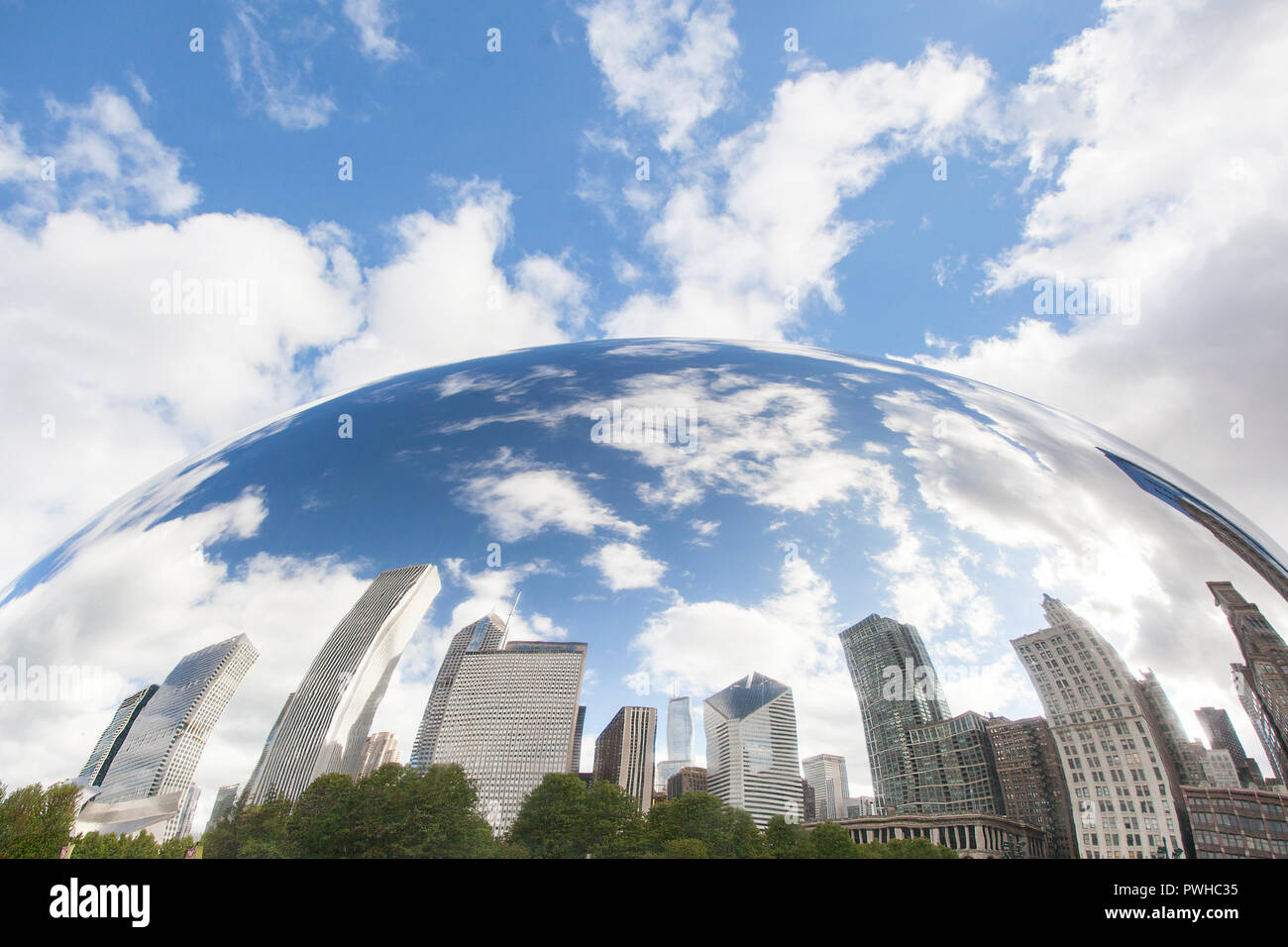 El centro de los edificios se refleja en la superficie del espejo de la escultura de frijoles en el Millennium Park en Chicago, Illinois. Foto de stock