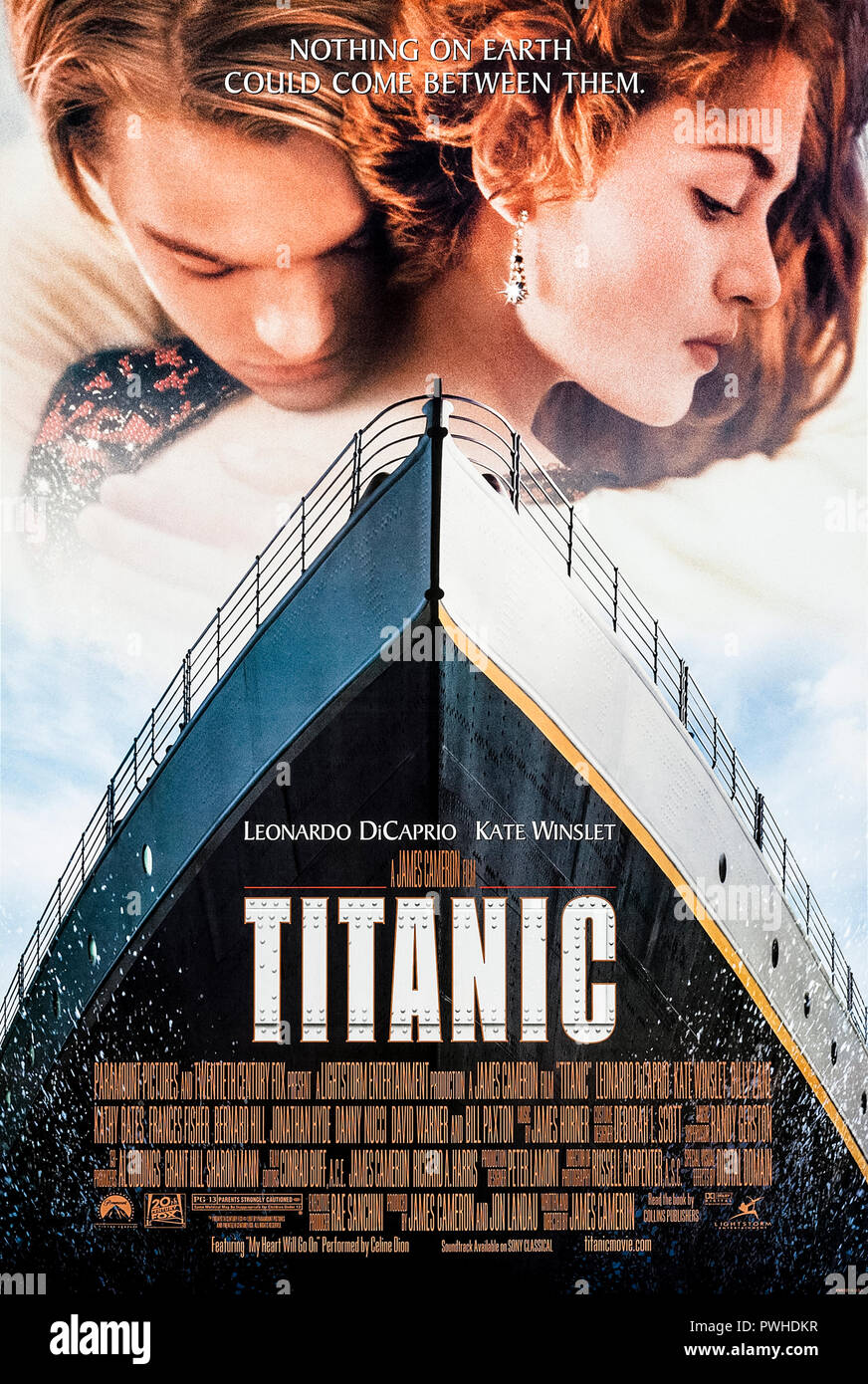 Titanic (1997), dirigida por James Cameron y protagonizada por Leonardo DiCaprio, Kate Winslet, Billy Zane y Bill Paxton. Celebérrimo romance ubicado a bordo del malogrado Titanic en su viaje inaugural. Foto de stock