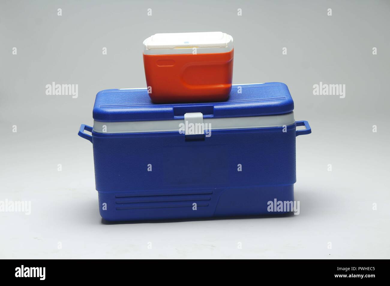 Rojo y Azul nevera portátil, caja de hielo sobre fondo blanco Fotografía de  stock - Alamy