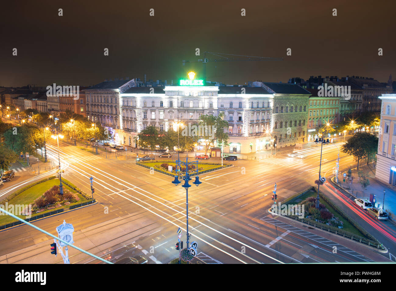 El Oktogon, Budapest, Hungría. Encrucijada de Térez krt y Andrássy ut por la noche Foto de stock