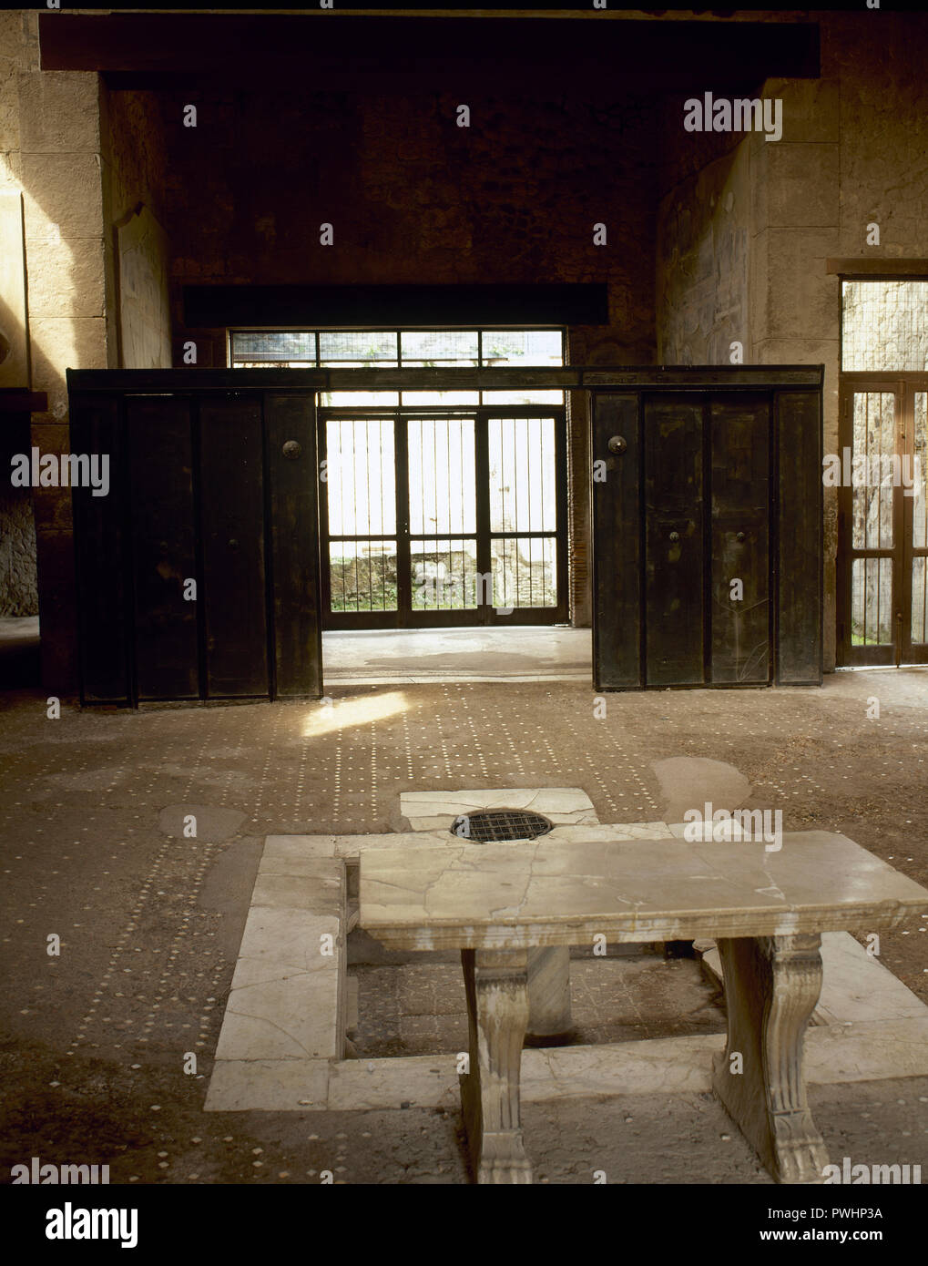 Herculano. Antigua ciudad romana destruida por la erupción del Vesubio en el año 79 D.C. Casa de la partición de madera (Casa del Tramezzo di Legno), de la época republicana. Vista interior. Italia. Foto de stock