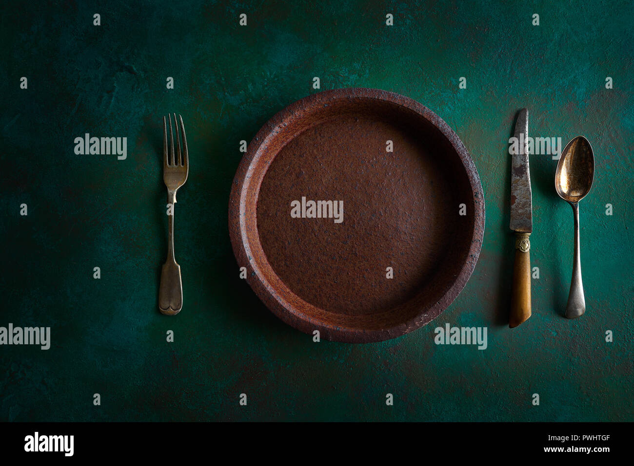 Elegante mesa con vajilla negra sobre fondo claro Fotografía de stock -  Alamy