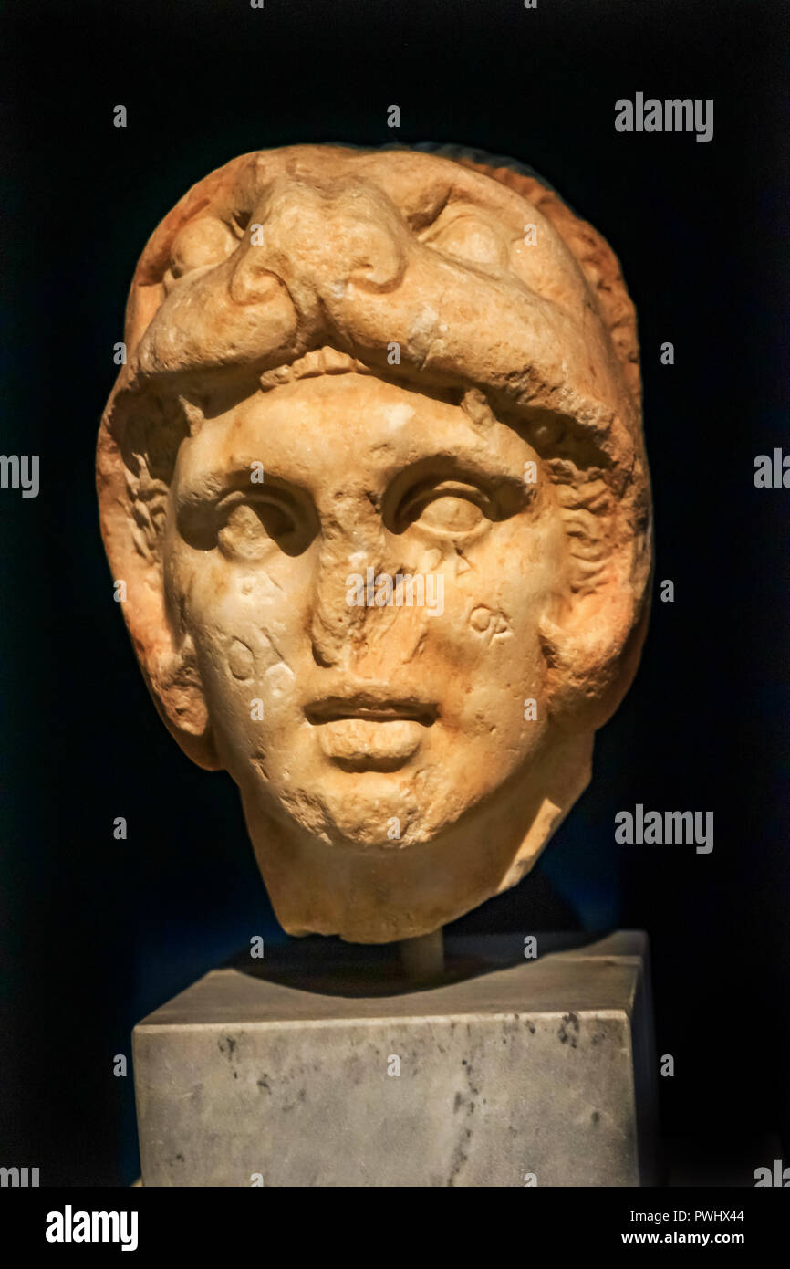 Cabeza de mármol Alexander el Gran Busto 300 BC vistiendo la piel de León Museo Arqueológico Nacional de Atenas, Grecia. Desde Keramikos. Rey macedonio cr Foto de stock