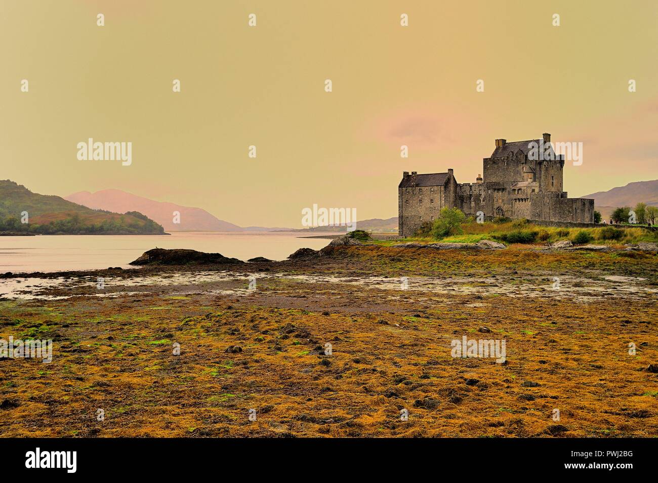 Dornie, por Kyle de Lochalsh, Northwest Highlands, Escocia, Reino Unido. Castillo de Eilean Donan, el más famoso de los Highland castillos. Foto de stock