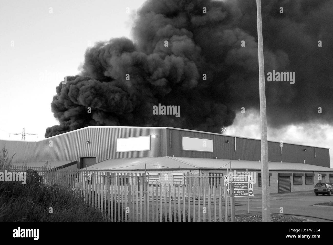 Ataque aéreo en refinería, incendio industrial, guerra de Ucrania Foto de stock