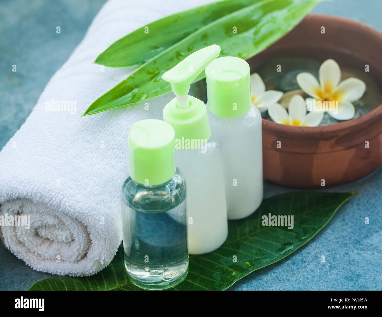 Toalla y tubo de crema para salón spa. Concepto de spa de corporal Fotografía de stock - Alamy